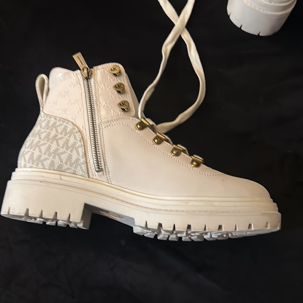 COPY - Beautiful cream color boots, beautiful - Picture 3 of 5
